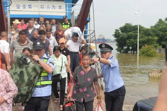 江心孤岛紧急撤离！看江西彭泽民警宽慰留守老人的暖心画面